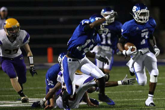 Aaron Bell (7), after picking up a block from Parker Dunn (32) and Chris Stevens (14), is on his way to a 95-yard kickoff return for a touchdown. (Photo by Rick Nation)