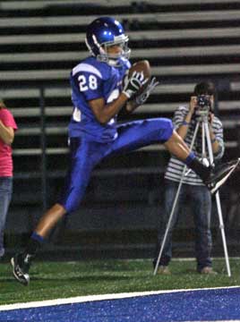 Jacob Gorham hauls in a touchdown pass. (Photo by Rick Nation)