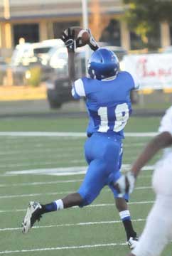 Travon Lee hauls in a pass. (Photo by Kevin Nagle)