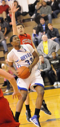 Leon Neale (33) takes it to the rack. (Photo by Kevin Nagle)