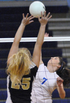 Courtney Davidson (7) tries to get a hit over a Nettleton defender. (Photo by Kevin Nagle)