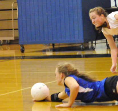 Bryant senior Hannah Rice dives just in time for a dig on a Nettleton attack. (Photo by Kevin Nagle)