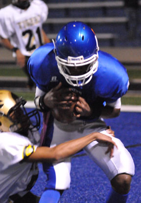 Quinton Royal cradles a pass for a successful 2-point conversion. (PHoto by Kevin Nagle)