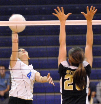 Kaylon Wilson attacks the net. (Photo by Kevin Nagle)