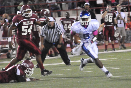 K.J. Hill skirts left end around Texarkana's Jaquil Robinson (54). (Photo by Kevin Nagle)