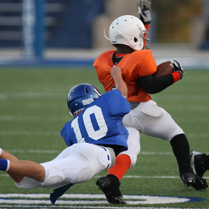 Austin Kelly (10) dives to make a tackle from behind. (Photo by Rick Nation)