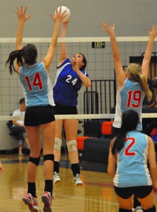 Brooke Howell (24) tries to get a hit between Drew Jones (14) and Taylor Hamilton (19). (Photo by Kevin Nagle)