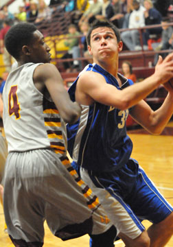 Clay Ingold looks for room to shoot. (Photo by Kevin Nagle)