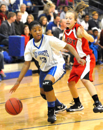 Deja Rayford tries to work past a Cabot South defender. (Photo by Kevin Nagle)