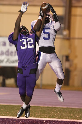 K.J. Hill fights El Dorado's Jaqualoyn Willis (32) for a pass. (Photo by Rick Nation)