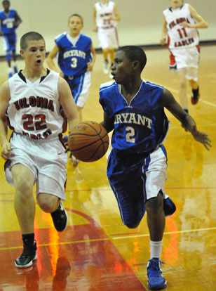 Alex Oneal checks Vilonia's Austin Newell as he heads to the hoop. (Photo by Kevin Nagle)