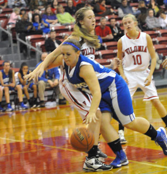 Carolyn Reeves drives the lane. (Photo by Kevin Nagle)