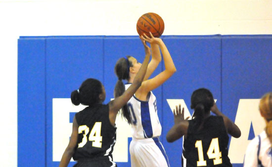 Kailey Nagle gets free in front of a pair of Hot Springs defenders. (Photo by Kevin Nagle)