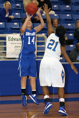 Peyton Weaver luanches a 3-pointer. (Photo by Rick Nation)