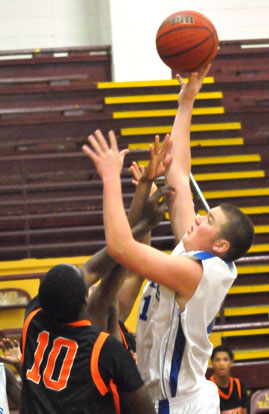 Dagan Carden fires up a jump hook. (Photo by Kevin Nagle)