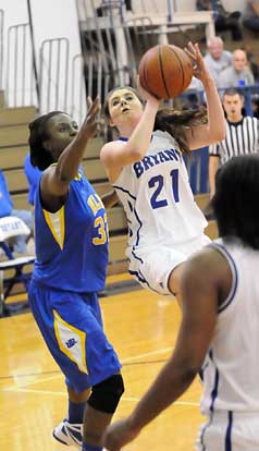 Courtney Davidson (21) gets around Lexus Williams (32) for a shot. (Photo by Kevin Nagle)