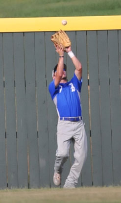 Hornets right fielder Hayden Daniel settles under a flyball. (Photo by Kevin Nagle)