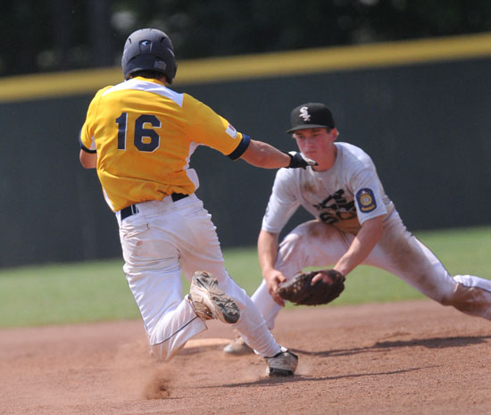 Bryant shortstop Trevor Ezell prepares to apply the tag to Wynn's Johnathan Collins. (Photo by Kevin Nagle)