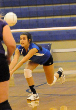 Libero Rochelle Aguilar gets a dig. (Photo by Kevin Nagle)