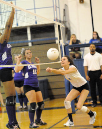 Kaylon Wilson (4) gets to a loose ball at the net. (Photo by Kevin Nagle)