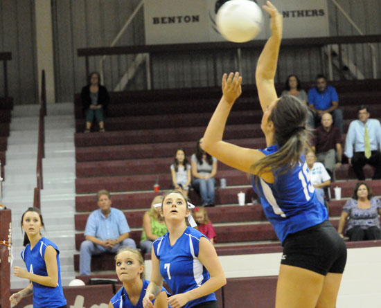 Aubree Allen (15) returns the ball in front of teammates Kaylon Wilson (4), McKenzie Rice and Courtney Davidson. (Photo by Kevin Nagle)