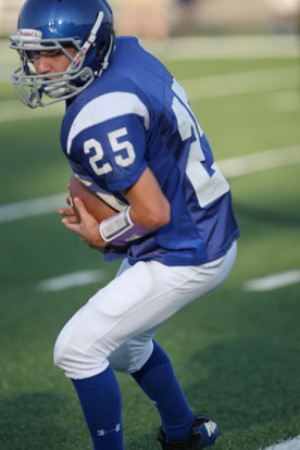 Jeffery Hastings looks to head upfield after one his receptions. (Photo by Rick Nation)