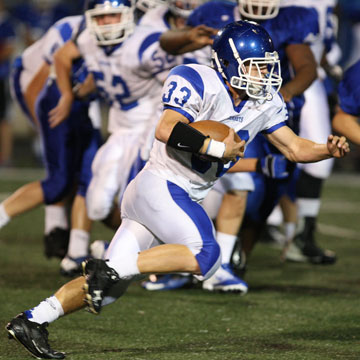 Drew Alpe (33) charges upfield. (Photo by Rick Nation)