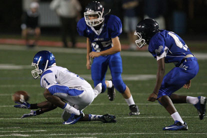 Quinton Royal (1) gots low to haul in a key pass that set up a TD toss just before the half. (Photo by Rick Nation)