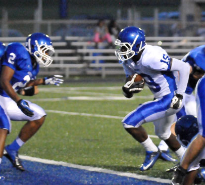 Kylon Boyle (19) breaks into the end zone ahead of the tackle of Steven Murdock. (Photo by Kevin Nagle)