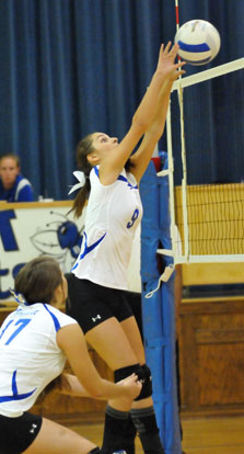 Shaelyn Smith (9) makes a play at the net. (Photo by Kevin Nagle)