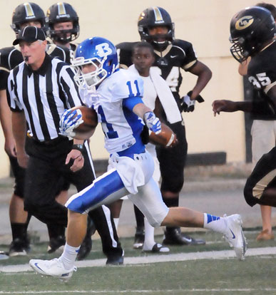 Austin Vail turns upfield after hauling in a pass. (Photo by Kevin Nagle)