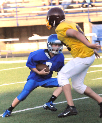 Hunter Ulmer (7) cuts back against a Lake Hamilton defender. (Photo by Kevin Nagle)