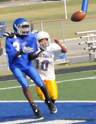 Randy Thomas (2) hauls in a 2-point conversion pass in front of Little Rock Dunbar defender Kennedy Lightner. (Photo by Kevin Nagle)