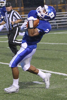 Brushawn Hunter hauls in a first-quarter touchdown pass. (Photo by Rick Nation)