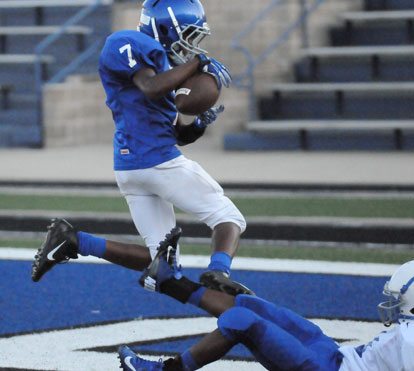 Hornets receiver Aaron Griffin (7) juggles what turned out to be a touchdown pass that gave his team the lead in the final seconds of the first half. (Photo by Kevin Nagle)