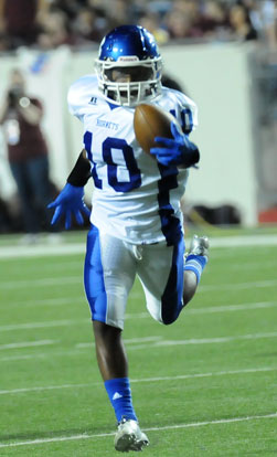 Devonte Howard reaches out and nearly makes a spectacular catch. (Photo by Kevin Nagle)