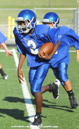 Randy Thomas skirts left end on his way to some of his 75 yards rushing. (Photo by Kevin Nagle)