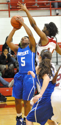 Dezerea Duckworth gets free for a shot inside of Texarkana's Stacey Manley. (Photo by Kevin Nagle)