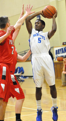 Kris Croom (5) led the Hornets with 17 points. (Photo by Kevin Nagle)