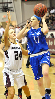 Logan Davis eyes the basket. (Photo by Kevin Nagle)