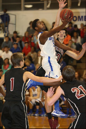 K.J. Hill scoops up a shot in front of Benton's Josh Bowling, Bryan Torres (1) and Blake Bowlin (21). (Photo by Rick Nation)