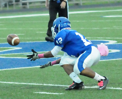 Najee Hunt pulls in a pass. (Photo by Kevin Nagle)