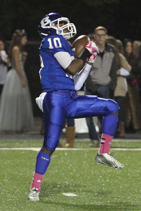 DeVonte Howard makes one of his three pass receptions. (Photo by Rick Nation)