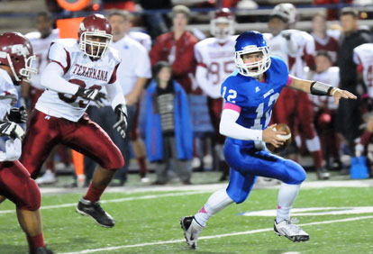 Bryant quarterback Brandan Warner scrambles to keep a play alive as he's tracked by Texarkana's defense. (Photo by Kevin Nagle)