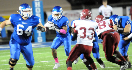 Brushawn Hunter (2) follows the blocks of Josh Earls (62) and Caleb McElyea (64). (Photo by Kevin Nagle)