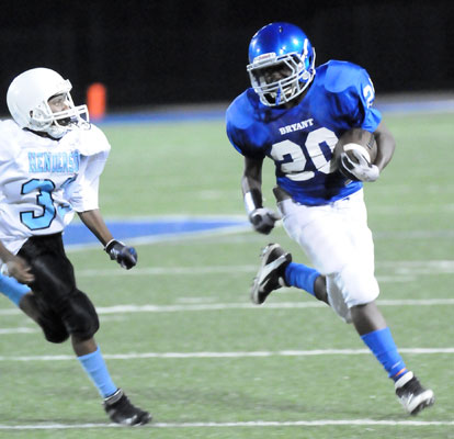 Isaiah Ash (20) turns the corner with Little Rock Henderson's Henry Covington in pursuit. (Photo by Kevin Nagle)