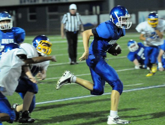 Quarterback Trey Ashmore sprints past Lakeside tacklers. (Photo by Kevin Nagle)