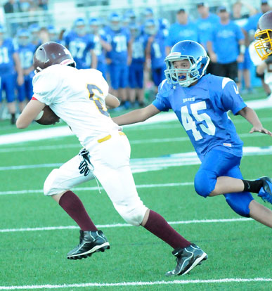 Vicente Hernandez (45) tracks a Lake Hamilton runner. (Photo by Kevin Nagle)