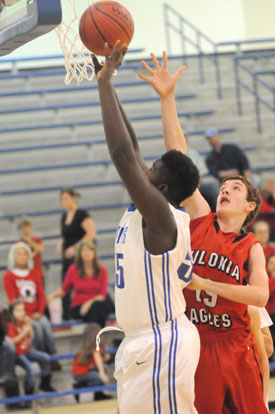 Kaevon Jones gets a shot away inside. (Photo by Kevin Nagle)