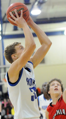 Landon Kays puts up a shot over Vilonia's Jacob Otto. (Photo by Kevin Nagle)